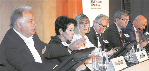 Die Suche nach dem Königsweg Debatte über bessere Notfallversorgung (von links): Kammerpräsident Dr. Theodor Windhorst (Westfalen-Lippe) , KV-Chefin Dr. Monika Schliffke (Schleswig-Holstein), Dr. Susanne Johna (Marburger Bund), Dr. Andreas Gassen (KBV-Chef) .