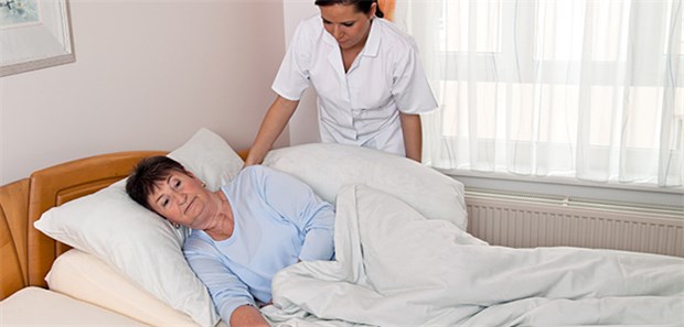 Qualität in Pflegeheimen differiert stark Dekubitusvorbeugung durch Umlagerung der Patienten. Dass sich Patienten wundliegen bliebt aber nach wie vor in einigen Heimen ein Problem, so eine aktuelle Analyse.
