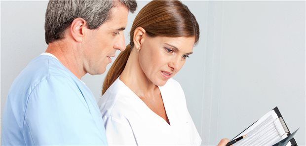 Delegieren und nicht mehr alles selbst machen, davon profitieren Arzt und qualifizierte MFA.