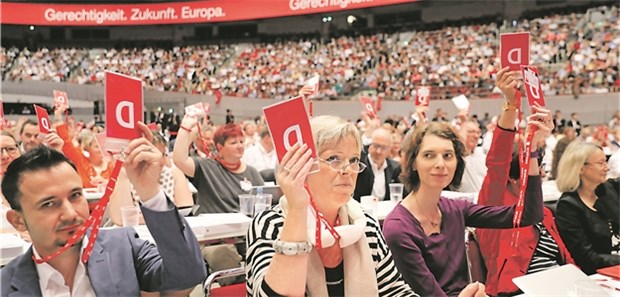 Das plant die SPD gesundheitspolitisch nach einem Wahlsieg Delegierten des SPD-Parteitags am Sonntag in Dortmund bei der Abstimmung über das Wahlprogramm.