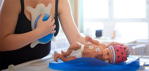 Mama-Matte für Frühchen Dem Baby soll auch im Inkubator das Gefühl mütterlicher Nähe oder eine Illusion von Gebärmutter vermittelt werden.