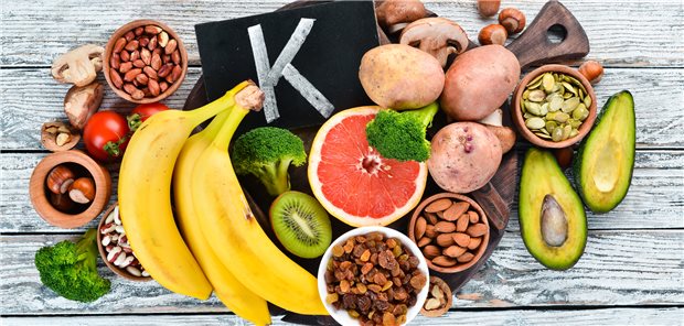 Dem Blutdruck zuliebe: Eine Kaliumaufnahme von bis zu 3.000 mg kann allein durch vier bis fünf Portionen Obst und Gemüse pro Tag erreicht werden.