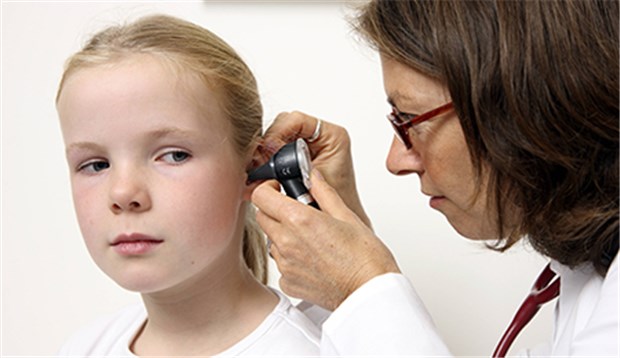 Kinderärzte fordern Zuschläge für Sozialpädiatrie Dem Kind ins Ohr geguckt: Viele Tätigkeiten der Kinderärzte haben mit der reinen Medizin nichts mehr zu tun.