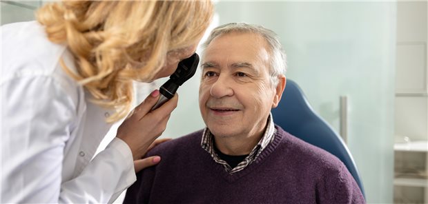 Dem Patienten in die Augen schauen: Bei Schlaganfall-Verdacht kann der Test auf laterale Augendeviation hilfreich sein.