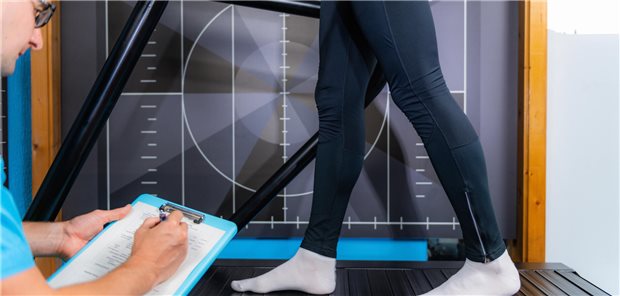 Durchführung des 6-Minuten-Gehtest auf einem Laufband.