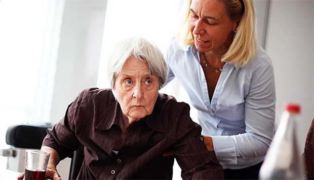Demenz: Artikulation, Gesichtsausdruck und Körperhaltung können Hinweise auf Schmerzen geben.