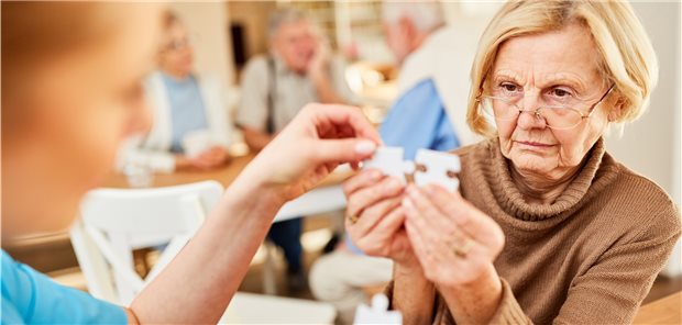 Demenz: Auch wenn bei manchen COVID-Verläufen Surrogatmarker für neurodegenerative Erkrankungen gefunden werden, ist noch nicht klar, ob die Inzidenz einer späteren demenziellen oder neurodegenerativen Erkrankung erhöht ist.