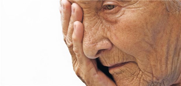 Demenz-Patientin: Oft können Schmerzen nicht mehr verbal geäußert werden. Hier können Gesten und der Gesichtsausdruck weiterhelfen. (Symbolbild mit Fofomodell)