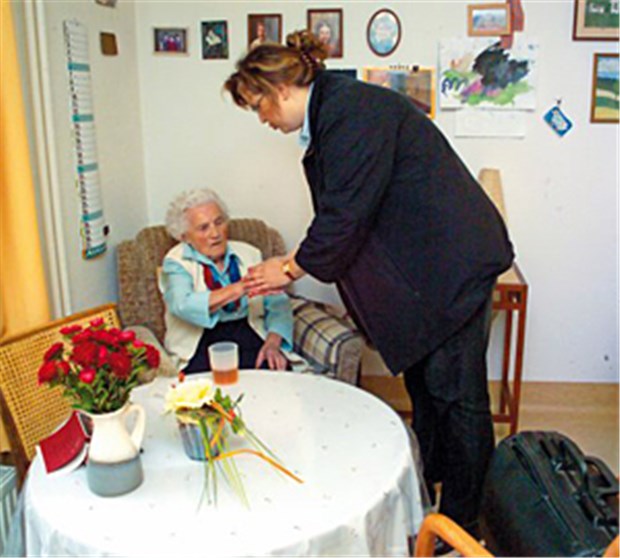 Pflegekräfte werden zu Demenzmanagern Demenzpatienten zu Hause betreuen? In Mecklenburg-Vorpommern startet ein Forschungsprojekt mit den Hausarztpraxen.