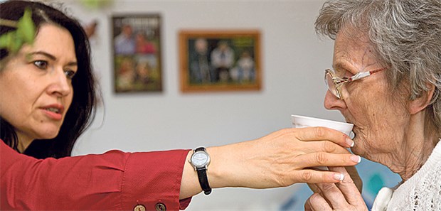 Ärzte brauchen mehr Unterstützung Demenzpatientin im Pflegeheim: Viele der Betroffenen leiden an Depressionen.