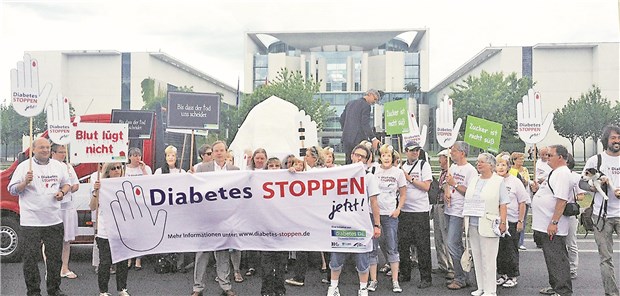 Nationale Diabetes-Strategie der Regierung kommt nicht in Gang Demo für eine Diabetes-Strategie vor dem Kanzleramt in Berlin im Jahr 2013: Der Protest verhallt auch weiterhin.
