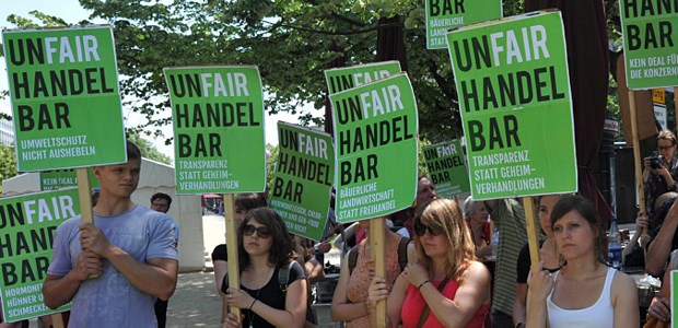 Auch das Gesundheitssystem ist betroffen Demo in Berlin gegen das geplante Freihandelsabkommen.