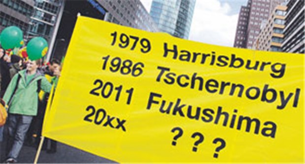 Massenproteste gegen Atomkraft Demo in Berlin gegen die Atompolitik.