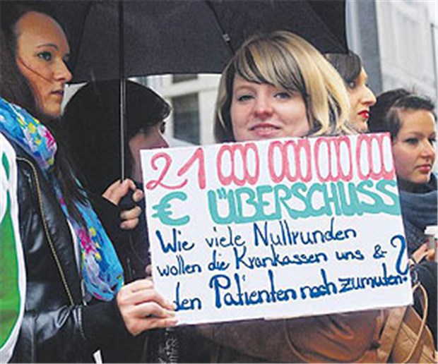Protest trotz Einigung Demo vor dem GKV-Spitzenverband in Berlin. Trotz Einigung im Honorarstreit sollen die Proteste weiter gehen.