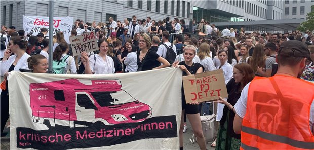 Demo vor der Charité: Medizinstudierende fordern arbeitnehmerähnlichen Status im Praktischen Jahr wie regelhafte Bezahlung und Änderungen bei der Krankschreibung.
