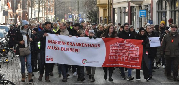 Demo fürs Marien-Krankenhaus Lübeck: „Wir sind hier und wir bleiben hier!“ Demo zum Erhalt des Marien-Krankenhauses in der Lübecker Innenstadt am Samstagmittag, 21. Januar.