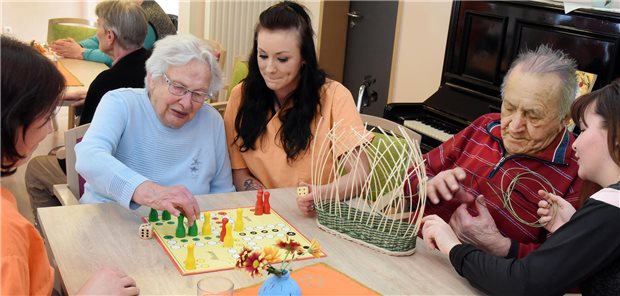 Pflegekräfte beim Spielen im Altenheim