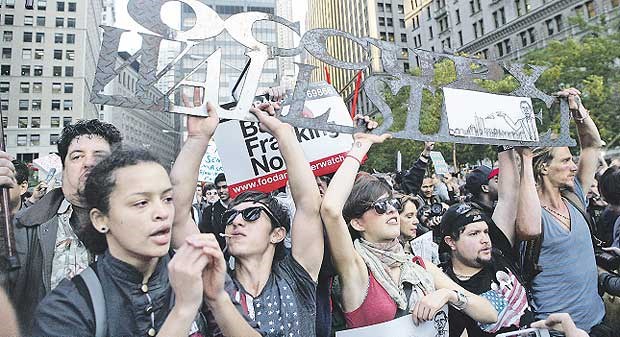 Krise 2.0 - miese Stimmung an der Wall Street Demonstranten in New York: Sie sind gegen die Macht der Banken und für ein neues Sozialsystem in den USA.