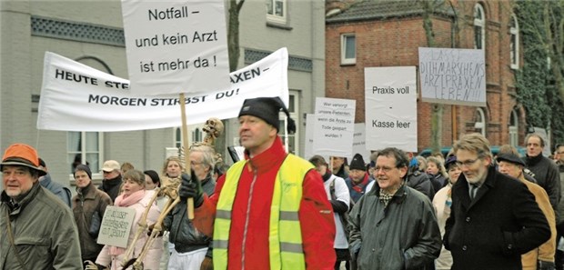 Demonstranten machen deutlich: Die Honorarreform ist nicht nur Sache der Ärzte, sondern trifft auch die Patienten.