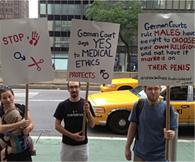 Soll Beschneidung legalisiert werden? Demonstranten protestierten am 13. Juli in New York vor dem deutschen Generalkonsulat für ein deutsches Gerichtsurteil, das die Beschneidung in Frage stellt.