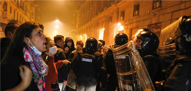 Corona-Maßnahmen in EU-Nachbarländern ziehen an Demonstranten treffen während eines Corona-Protests in Neapel auf Polizeikräfte.