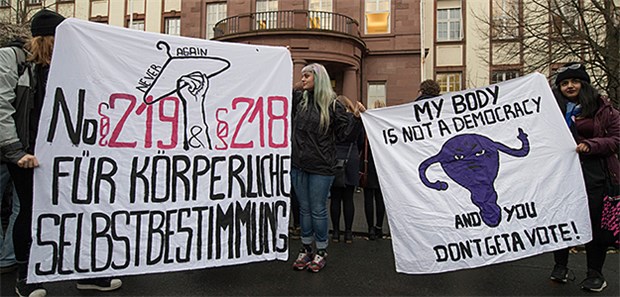 Abtreibungsprozess startet – Unterstützer empfangen Angeklagte Demonstranten vor dem Amtsgericht Gießen: Sie fordern die Abschaffung des Paragraphen 219a StGB wegen dem Hänel vor Gericht steht.
