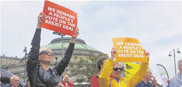 Brexit ohne Vertrag? Vielen Briten wird langsam schummrig Demonstration für eine Abstimmung über den Brexit-Vertrag am 18. August in Edinburgh.