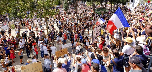 200 Protestmärsche gegen Corona-Politik in Frankreich Demonstration gegen die Corona-Maßnahmen in Marseille. Landesweit mehr als 170.000 Menschen gingen am Wochenende wieder auf die Straße.