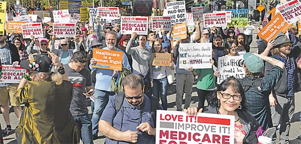 Aus von Obamacare macht Vielen Sorge Demonstration in Los Angeles: Zahlreiche US-Bürger gehen gegen ein Obamacare-Ende auf die Straße.