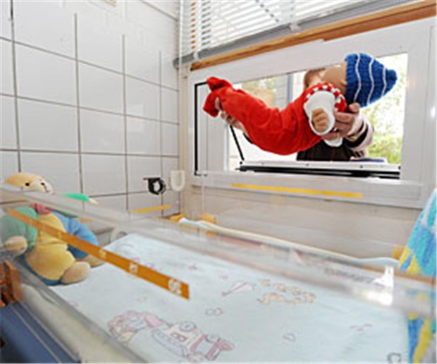 Babyklappen im Bundestag Demonstration mit Puppe: Neugeborene können in Kliniken anonym in einem Wärmebettchen abgelegt werden.
