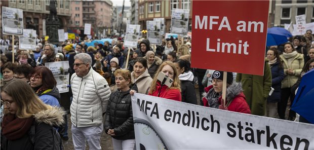Demonstration von Ärztinnen und Ärzten mit ihren Praxisteams Mitte Februar in Frankfurt am Main: Schon jetzt sind MFA offenbar am Limit. Was soll werden, wenn sich das Versorgungsangebot immer weiter zerfasert?