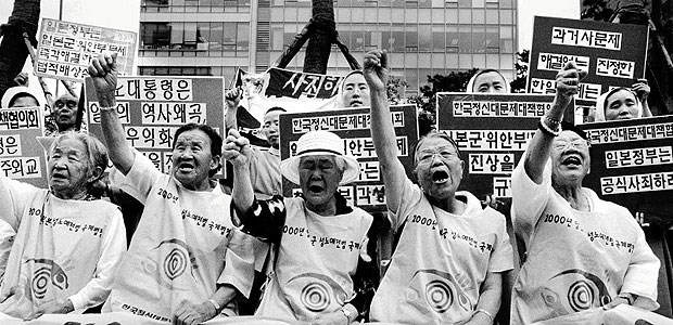 Trostfrauen - ein Wort des Grauens Demonstration vor der Japanischen Botschaft in Seoul: Jeden Mittwoch versammeln sich die Frauen hier.