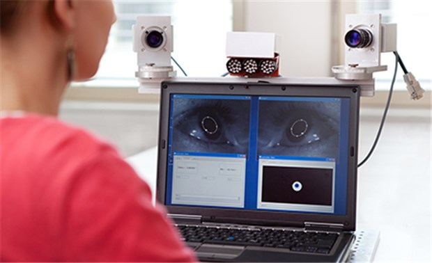 Kameras im Auto warnen vor Sekundenschlaf Demonstrator: Der Integrated Eyetracker des IDMT ermöglicht eine berührungslose und völlig kalibrationsfreie 3D-Blickrichtungsbestimmung.