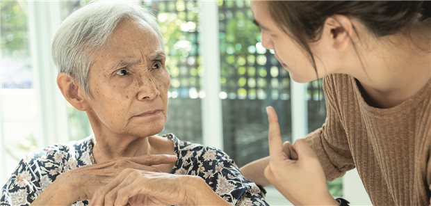 Den Anspruch, Menschen mit Alzheimer speziell und gut zu versorgen, erfüllen viele spezialisierte Heime in Großbritannien nicht. (Symbolbild mit Fotomodell)