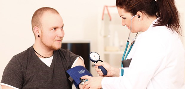 Verräterischer Blutdruck in jungen Jahren Den Blutdruck bereits bei jüngeren Patienten im Blick zu behalten, kann sich lohnen.