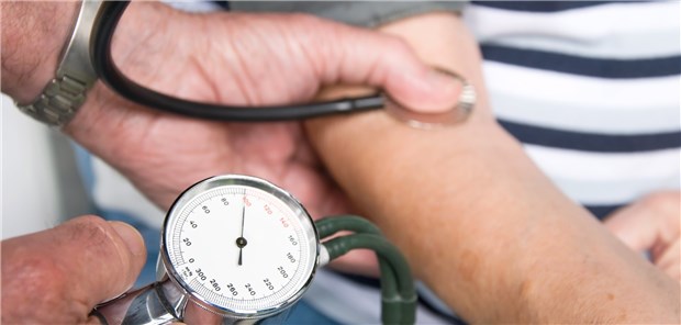 Den Blutdruck im Blick zu behalten, lohnt sich anscheinend im Hinblick auf die Alzheimerprävention.