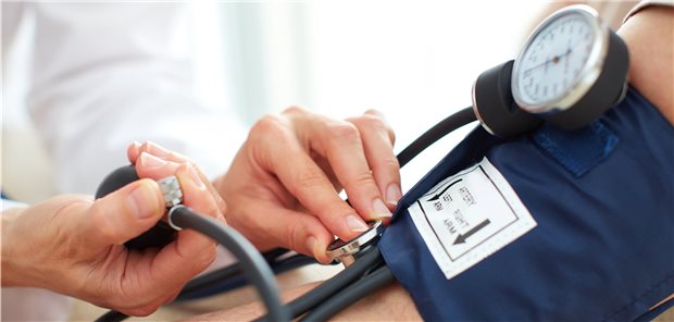 Den Blutdruck immer im Blick: Mit der Adhärenz hapert es in der Hypertonie-Therapie leider oft sehr.