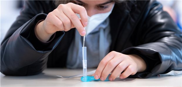 Über 25 Millionen Corona-Fälle erfasst – doppelt so viele angenommen Den Corona-Selbsttest im Blick: Ein positives Ergebnis nicht immer mit einem offiziellen PCR-Test bestätigt, schätzen Fachleute.