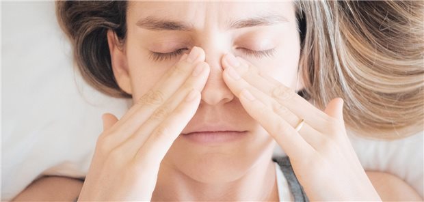 Den Forschenden um Eugenio De Corso zufolge führte Dupilumab bis zu zwölf Monate lang zu einer kontinuierlichen Verbesserung der Symptome von Patienten mit chronischer Rhinosinusitis mit Nasenpolypen (CRSwNP), im Gegensatz zum chirurgischen Eingriff, bei dem teilweise sogar eine Verschlechterung ab dem sechsten Monat beobachtet wurde.