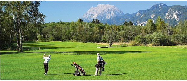 Den Grimming im Blick: Spieler auf dem Platz des Golf Clubs Ennstal.