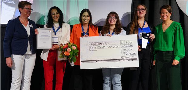 Den MFA-Award 2024 erhielt das Team der „BAG Gesundhausärzte“ – eine Gemeinschaftspraxis für Allgemein- und Familienmedizin im oberfränkischen Memmelsdorf nahe Bamberg. Im Bild (von links): Laudatorin Iris Schluckebier, Expertin für Praxismanagement und QM, Michaela Gunreben (MFA und PMA), Lena Mirlach (MFA und VERAH), die zwei Auszubildenden Antonia Kroack und Lea Seidelmann sowie Katrin Egenberger, Geschäftsführerin des PKV-Instituts.