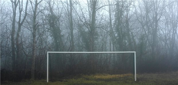 GBA beschließt neue Vernetzung für Ärzte, Psychotherapeuten und Heilberufe Fußballtor im Nebel