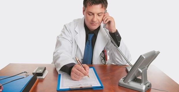 Eidgenossen machen Telemedizin zum Geschäft Den Patienten am Hörer: Im Telemedizin-Zentrum sehen die Ärzte ihre Patienten nicht. Für Versicherungen ist das ein Kostenfaktor.