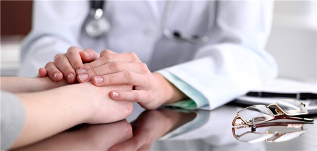 Den Patienten an die Hand nehmen – das gilt für Ärzte auch im Hinblick auf das Management seiner Krankheitsinformationen.