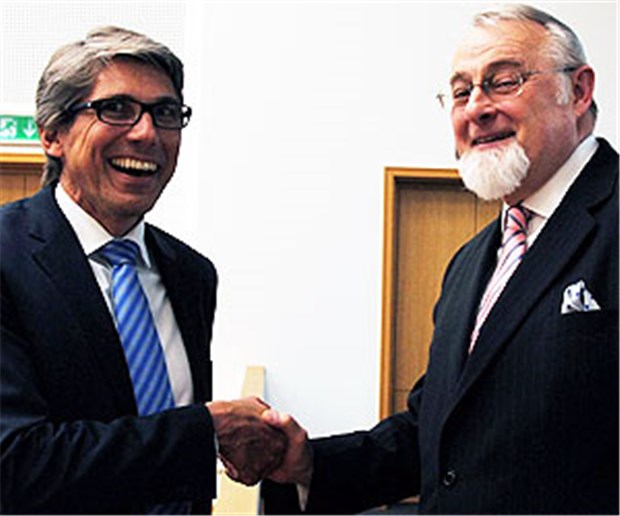 Saarland hat ersten unabhängigen Pflegebeauftragten Den Pflegebeauftragten Jürgen Bender (r.) begrüßt Saarlands Gesundheitsminister Andreas Storm.