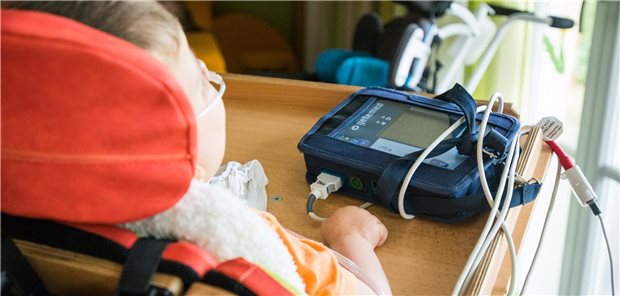 Den ganzen Tag ans Bett gefesselt? Das gibt es im Haus SpitzMichl nicht: Die beatmeten Kinder werden von Therapeuten und Heilpädagogen den Tag über kindgerecht gefördert.