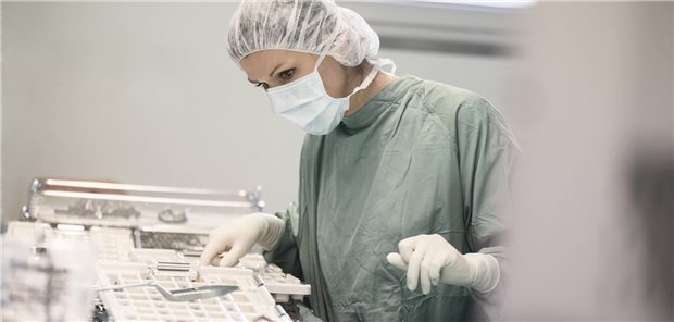 Zahl der Beschäftigten im Gesundheitswesen steigt 2020 leicht Den größten Personalzuwachs in 2020 verzeichneten Kliniken und Pflegeheime. Frauen sind dabei zumeist deutlich in der Mehrheit.