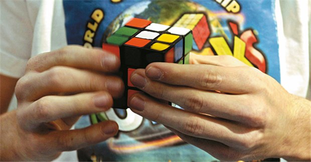 Knallbunter Würfel mit Legendenstatus Den richtigen Dreh in kürzester Zeit finden, damit beschäftigen sich "Speedcuber" seit bald 30 Jahren.