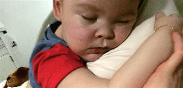 Die Welt nimmt Anteil am Schicksal des todkranken Alfie Den schwerkranke Alfie Evans in den Armen seiner Mutter Kate James.