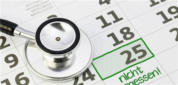 Ein Stethoskop liegt auf einem Kalender